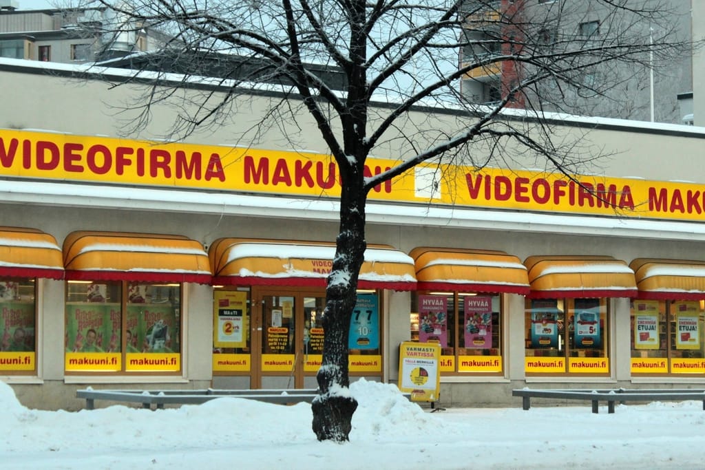 Videovuokraamo Makuunin myymälä lumisessa suomalaisessa katukuvassa.