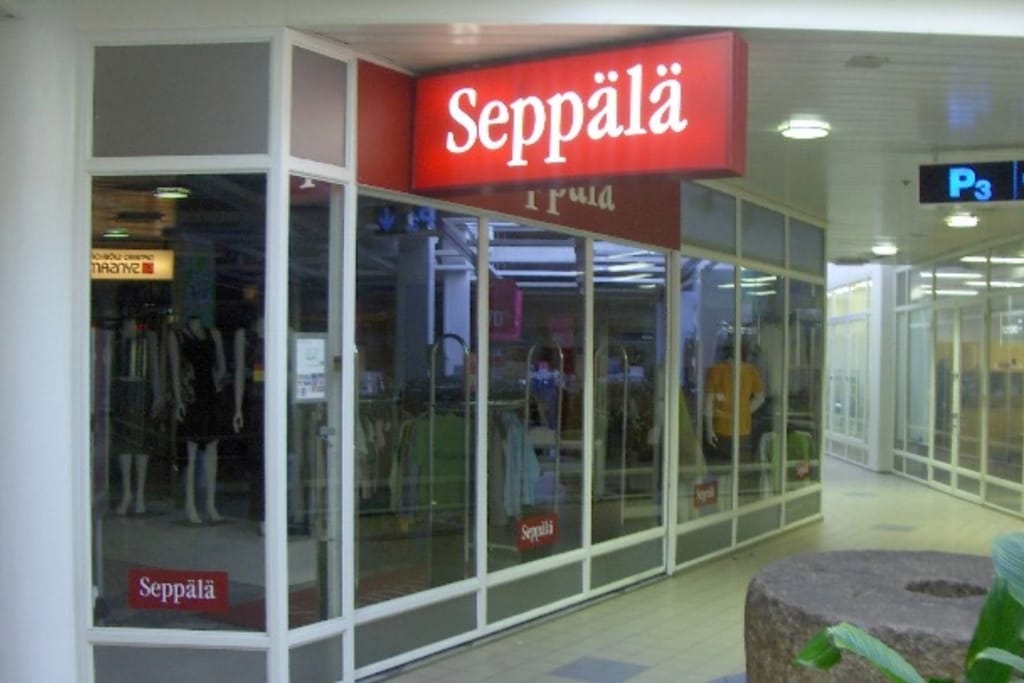 Seppälän vaatekauppa suomalaisessa kauppakeskuksessa.
