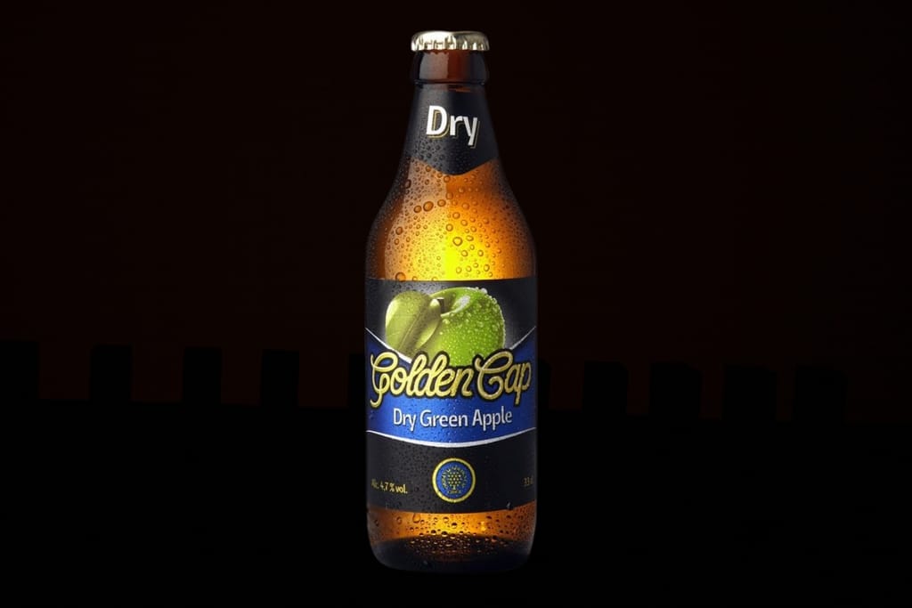 Golden Cap Dry Green Apple -siideripullo tummalla taustalla.