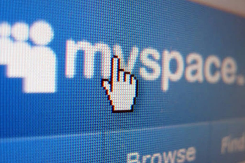 MySpace-logo vanhan tietokoneen näytöllä ja hiiren osoitin sen päällä.