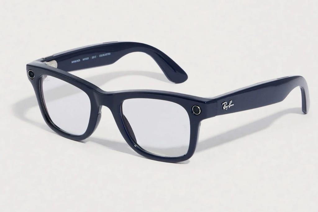 Mustat Ray-Ban Meta -älylasit vaalealla taustalla.
