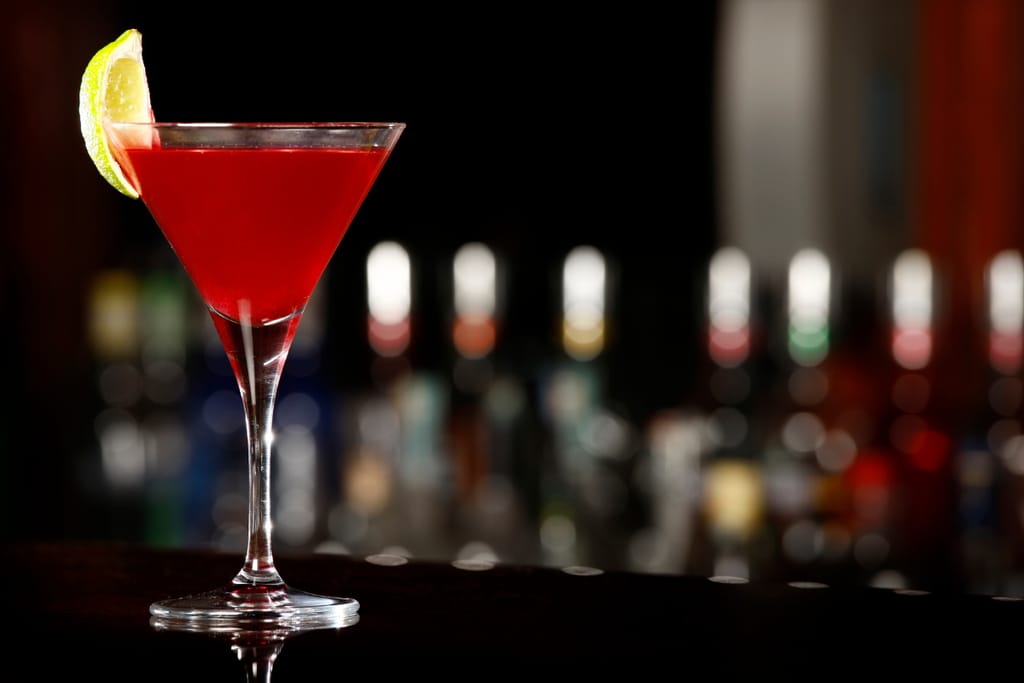 Cosmopolitan cocktaili baaritsikillä.