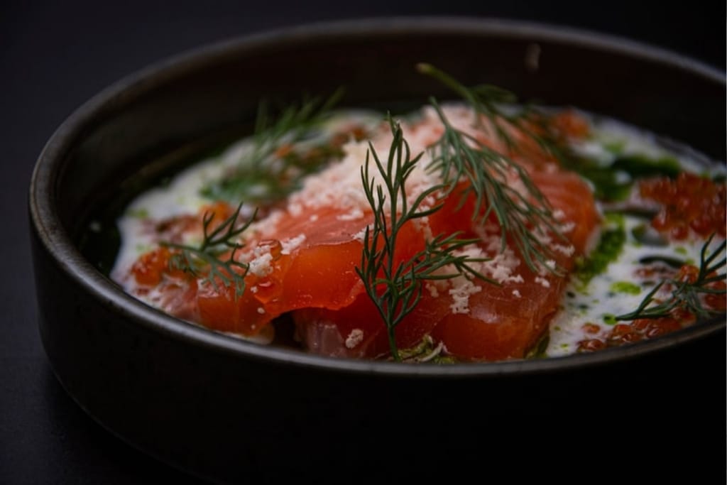 Lohiannos tillillä ja hapokkaalla kastikkeella ravintolassa