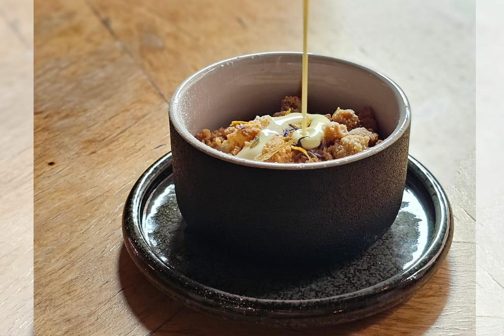 SameSamen päärynäcrumble-annos.