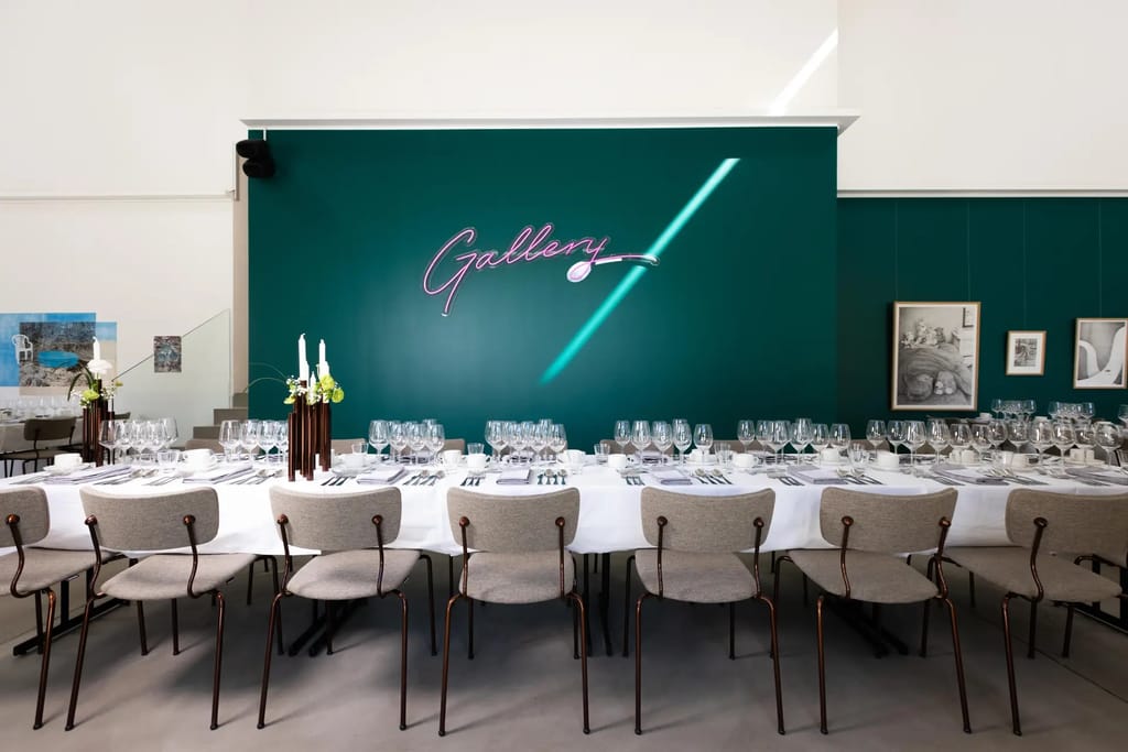 Roaster Galleryn pitkä pöytä.