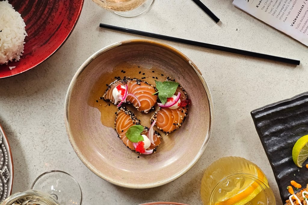 Kalamansi-kookosliemessä marinoitua tonnikalaa cevichen tapaan SameSamessa.