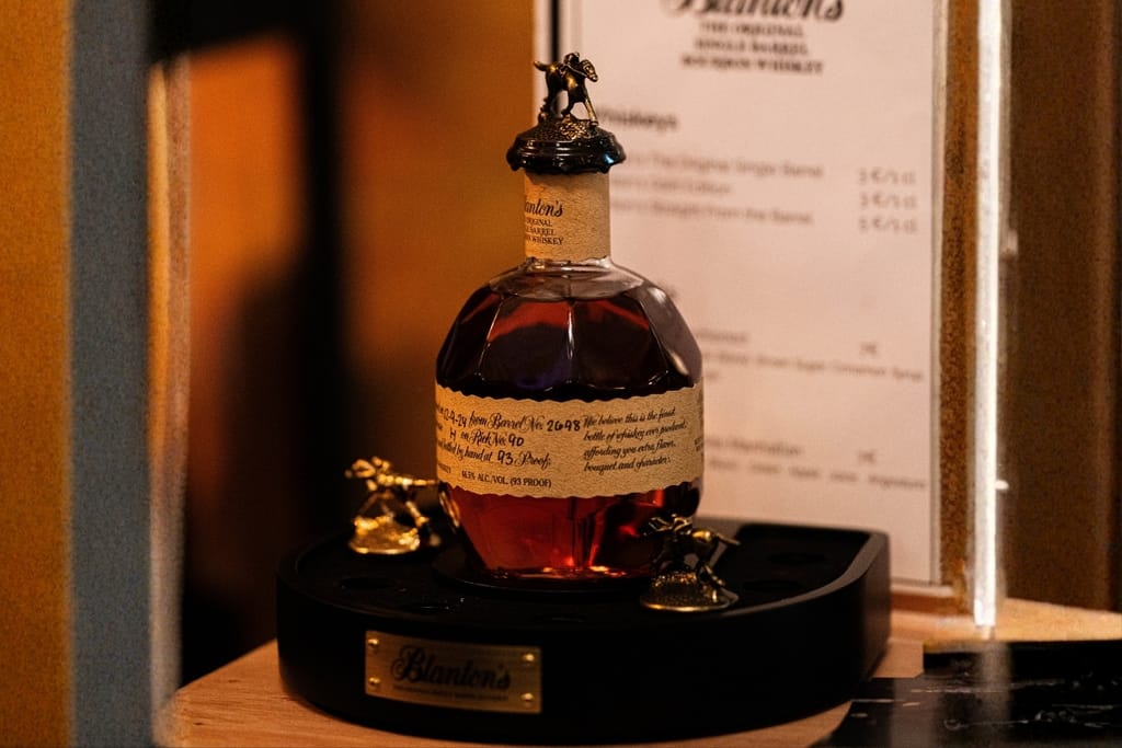 Blanton’s-bourbonviskipullo, jonka korkissa on pieni hevosta ja ratsastajaa esittävä metallikoriste.