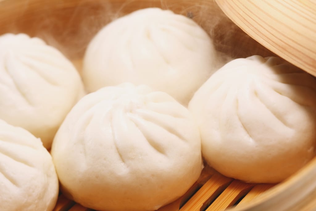 Bao Bun -nyyttejä höyrykorissa.