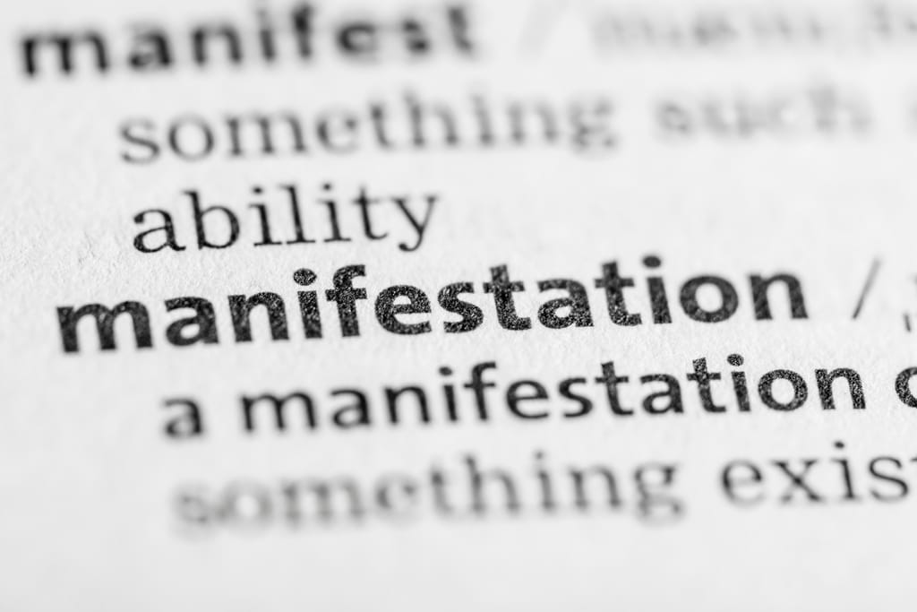 Lähikuva sanakirjasivusta, jossa sana “manifestation” erottuu tarkkana muun tekstin keskeltä.