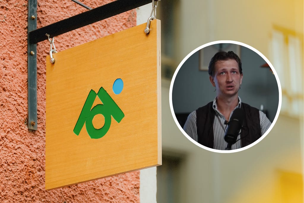 Taustalla ravintola AOIn logo ja edellä Olli Ruotsalainen.