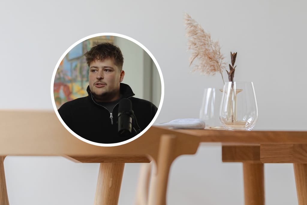 Edessä Vårin Oskar Kotka, taustalla Vårin ravintolasali.