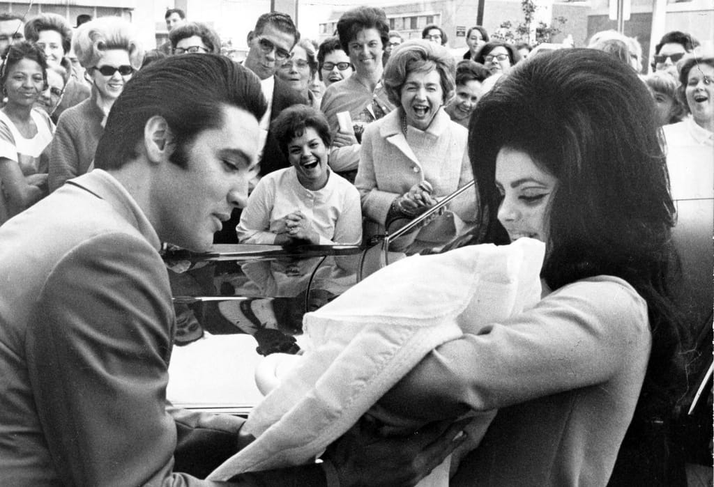 Elvis Presley ja Priscilla esittelevät uutta pienokaistaan yleisölle mustavalkoisessa kuvassa. Kenties kuuluisin kuva Presleyn perheen perheonnesta.