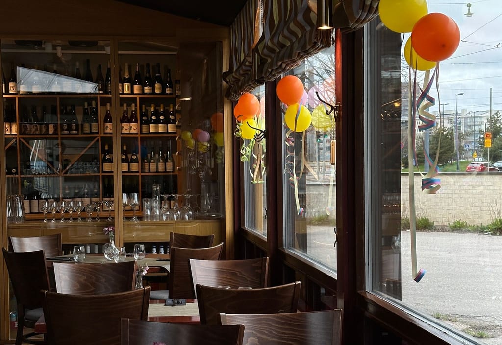 Ravintola Merimakasiinin sali jossa ilmapalloja ikkunoissa.