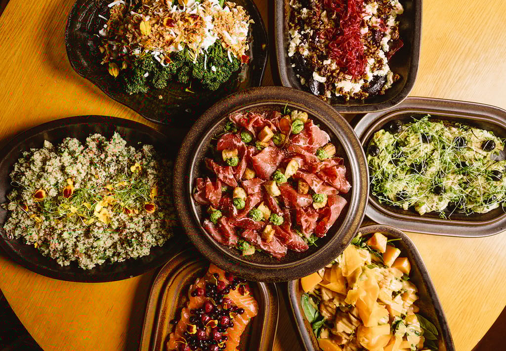 Vadeissa alkuruokia, kuten parmankinkkua ja salaatteja.