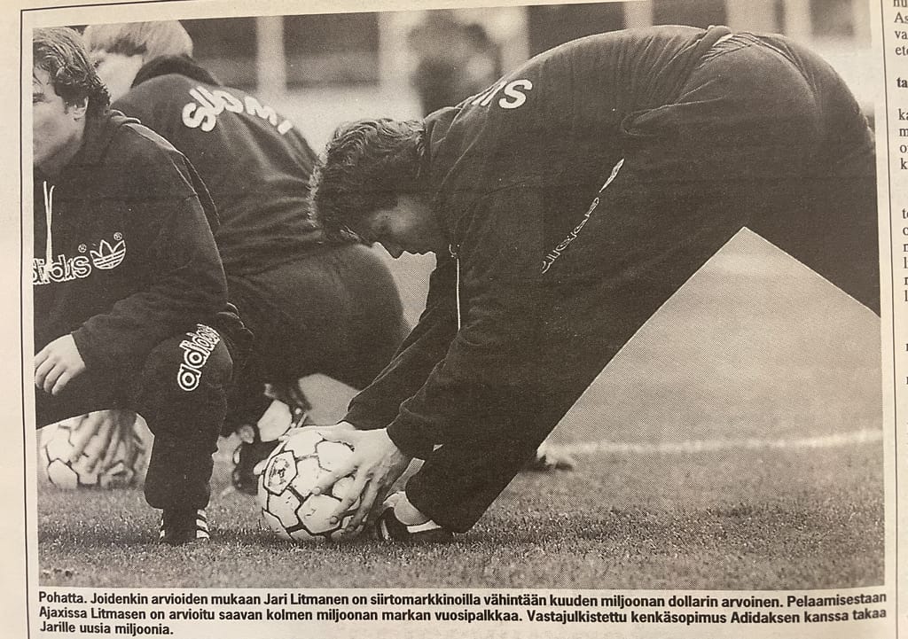 Mustavalkoinen kuva Jari Litmasesta harjoittelemassa jalkapallotreeneissä.