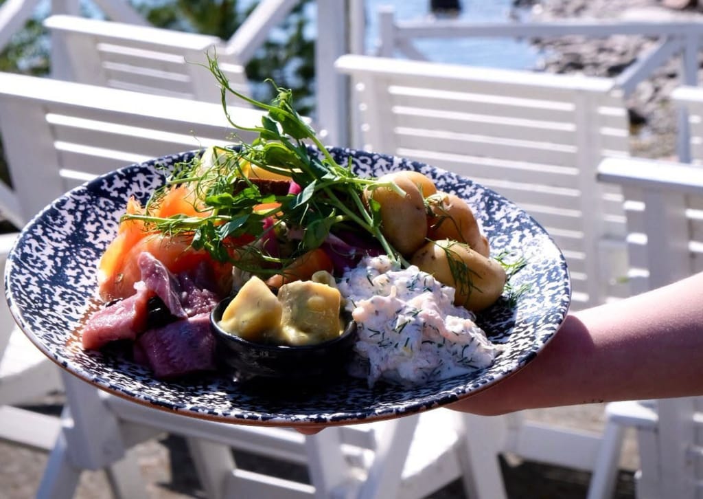 Ravintola Pihlajasaaren ruoka-annos. Taustalla terassi.