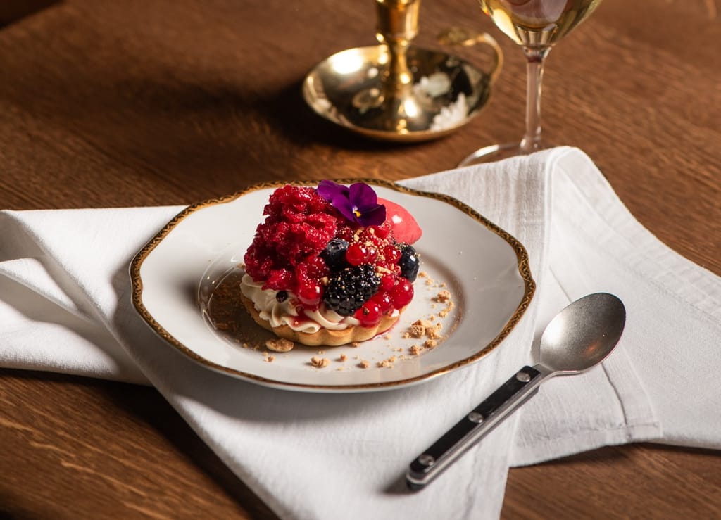 Bistro Ginan jälkiruoka-annos, vieressä lasillinen viiniä.