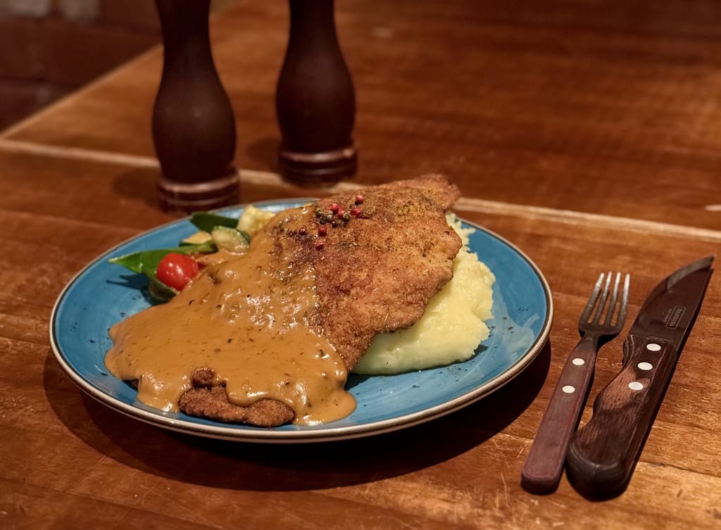 Ravintola-annos pihvistä, jonka alla muussia. 