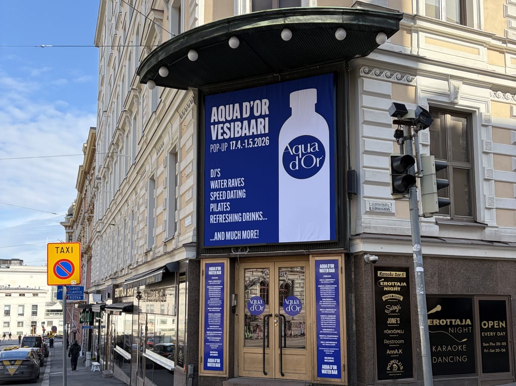 Vesibaarin mainoskuva Erottaja-salin edessä.