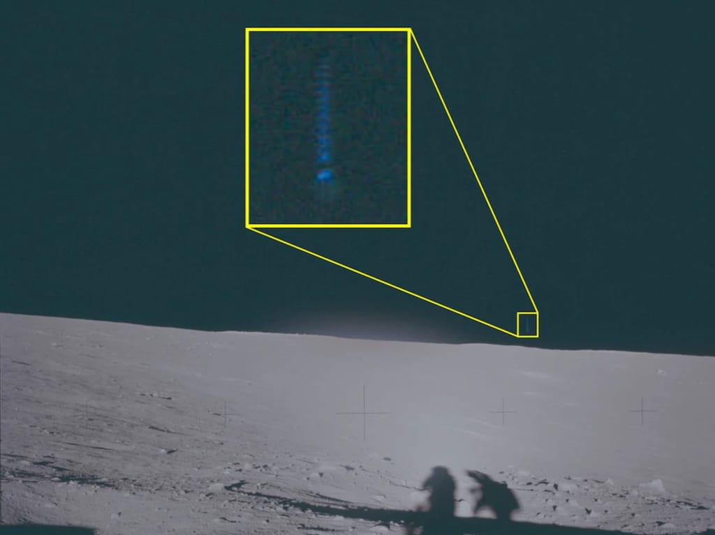 Apollo 12 astronauttien varjot kuun pinnalla 1969 – keltaisella merkitty tunnistamaton sinertävä UFO horisontin yläpuolella