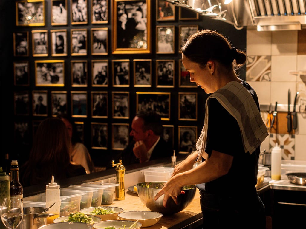 BasBas Studion keittiössä valmistetaan ruokaa.