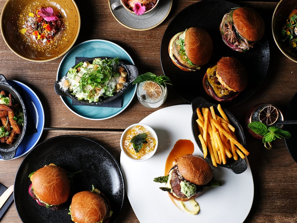 Burgers & Winen ruokia pöydällä lautasilla