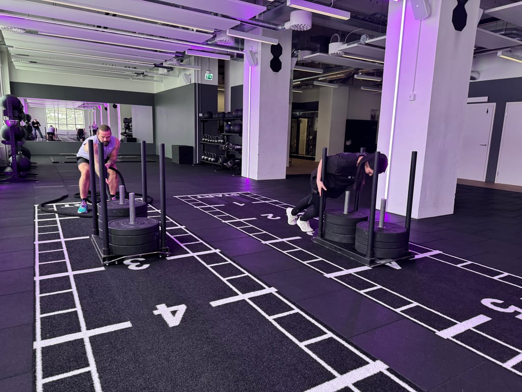 Janne Lehtonen työntää kelkkaa hyrox-kuntosalilla.