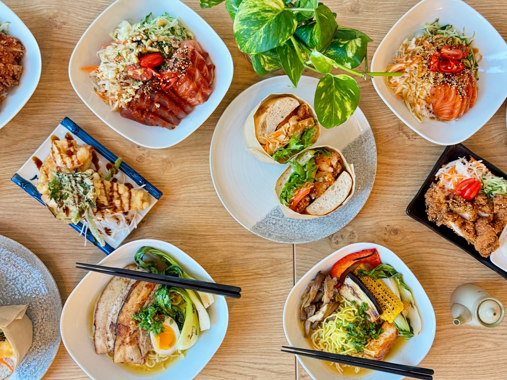 Daruma-kitchenin annoksia pöydällä.
