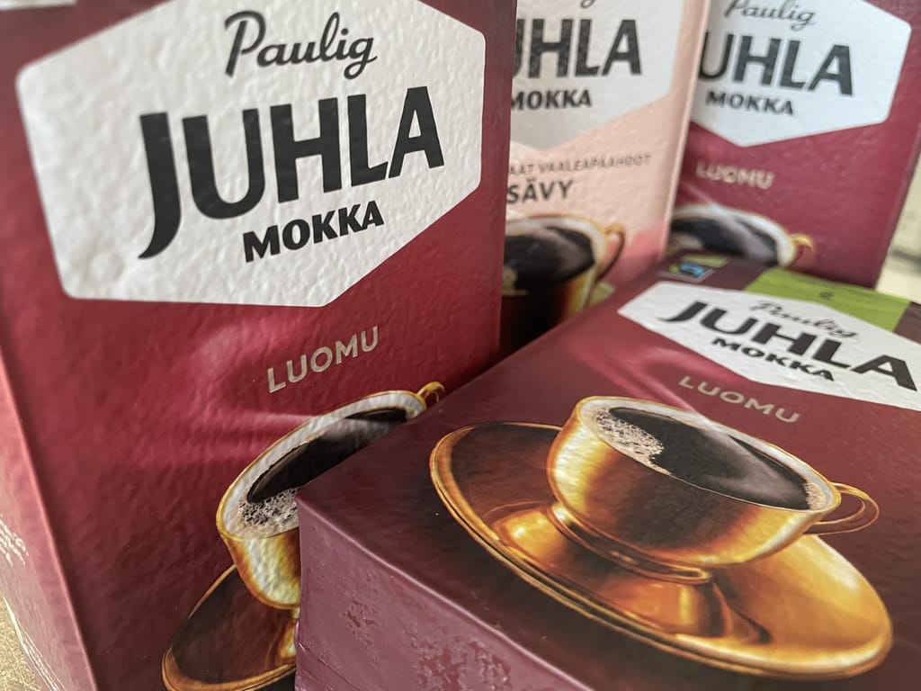 Juhla Mokka -kahvipaketteja rivissä.