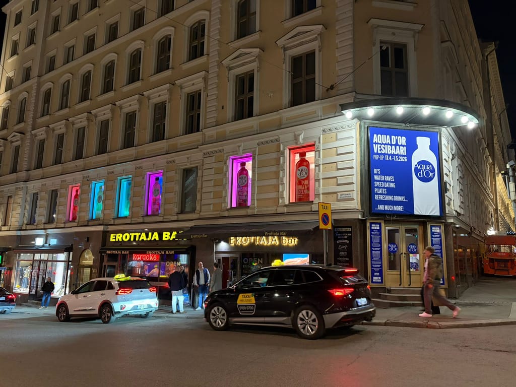 Julkisivukuva Erottajasta illalla.