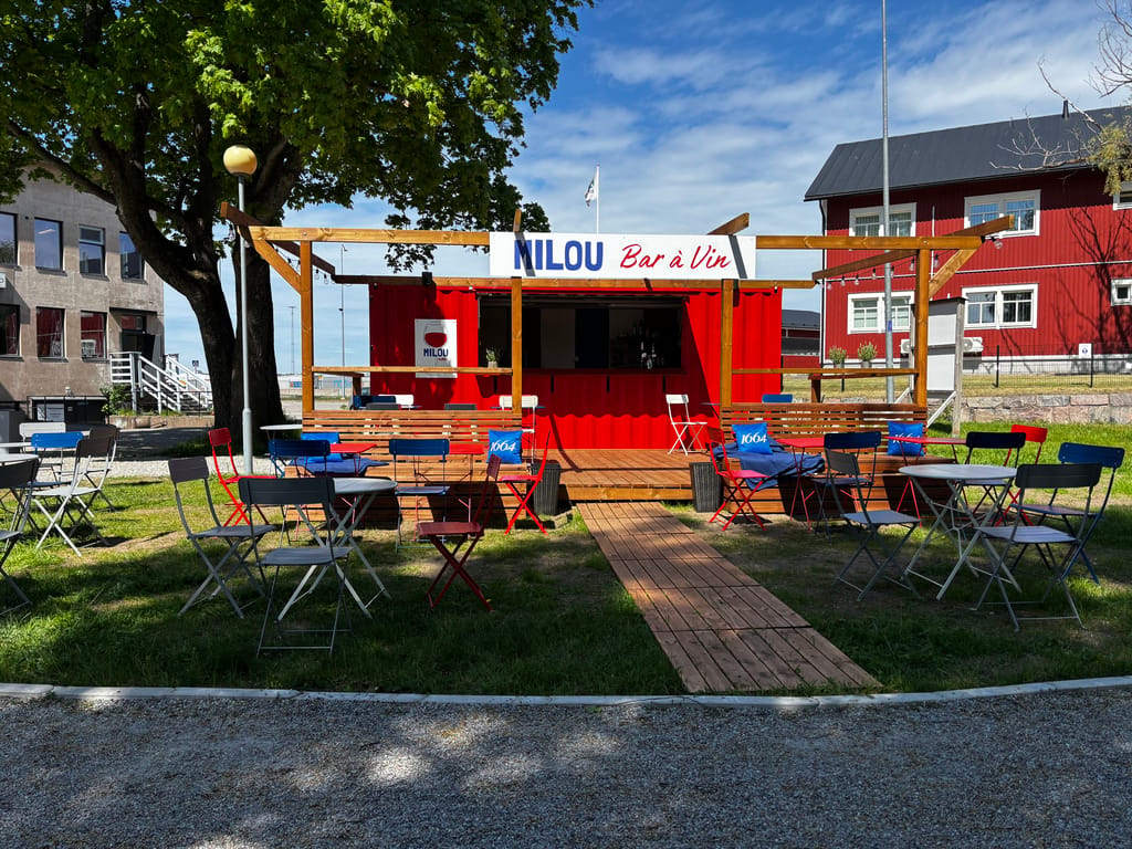 Milou Bar à Vin -viinibaarin terassi Hangossa — ranskalaistyylinen konttibaaari puisine terassineen kesäauringossa