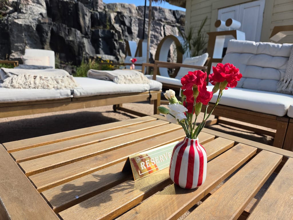 Mattolaituri-ravintolan pöytä, jolla kukkia ja reserved-kyltti.