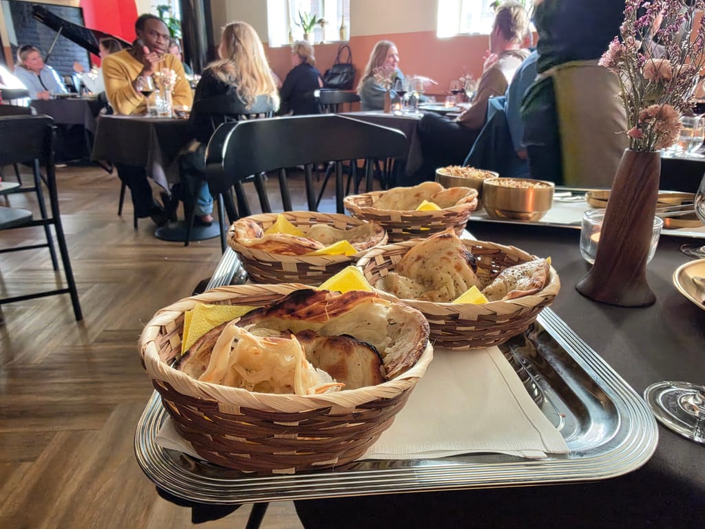 Naryan's-ravintolan naan-leipiä korissa pöydällä.