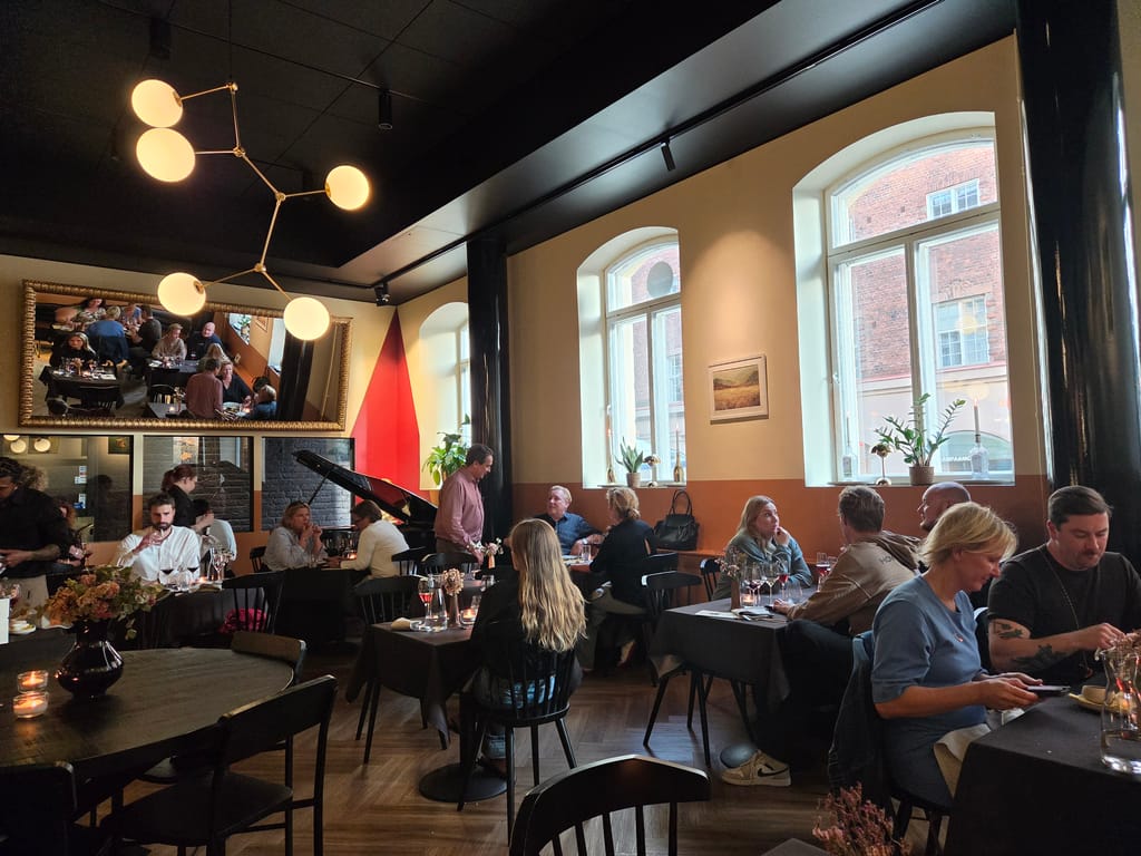 Naryan's-ravintolan salissa ihmisiä syömässä.