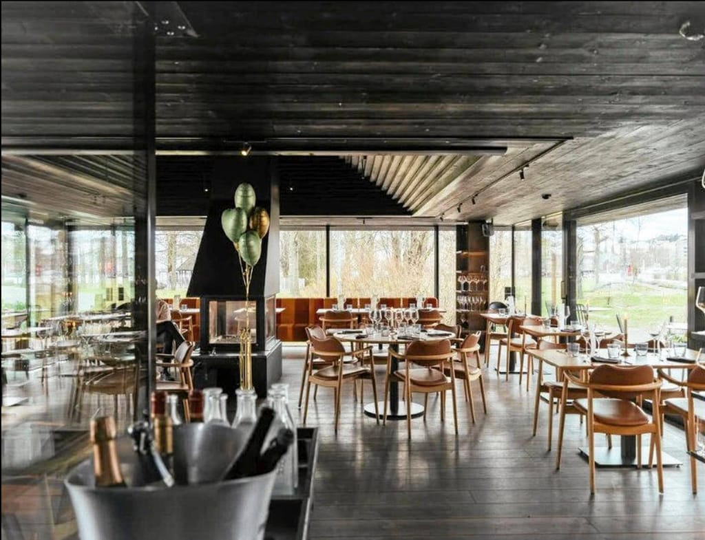 Ravintola Tar sisätila Helsingissä – moderni ravintolasali ennen sulkemista