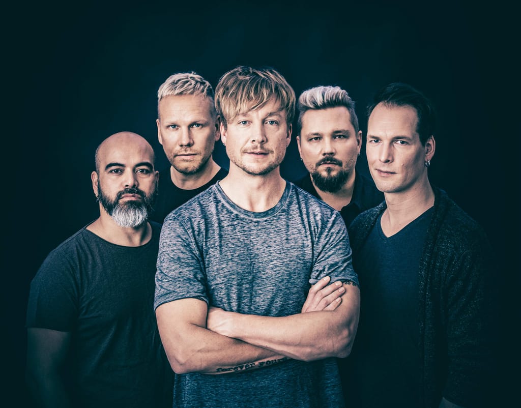 Sunrise Avenue bändi mustalla taustalla.