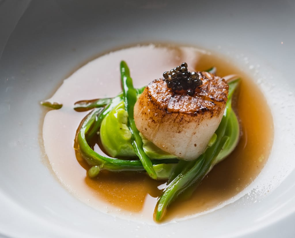 Ravintola-annos. Kampasimpukkaa, jonka päällä mätiä ja alla lientä.