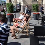 Auringonotto onnistuu myös ydinkeskustassa: Hard Rock Cafen terassilla.