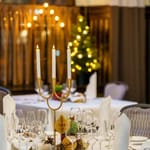 Kolmen ruokalajin gaalaillallinen yhdistelee perinteisiä joulumakuja ja modernia, hienostunutta otetta.