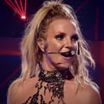 Britney Spears keikalla laulamassa, katse sivulle