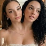 Lähikuva kahdesta yhteen kasvaneiksi esitetystä naisesta sisätilassa, kasvot vierekkäin ja katse kameran ohi.