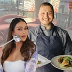 Ravintola Biblosin mainoskuva, jossa Sara Chafak pitää kauhaa ja vieressä seisova kokki pitelee annosta, taustalla ravintolan vaaleanpunainen sisustus ja ikkunanäkymä kaupunkiin.