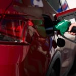 auton tankkaus bensapumpulla Suomessa – bensan hinta noussut 2026