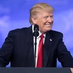 Presidentti Donald Trump hymyilee kuvassa.