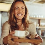 nainen juo kahvia kahvila stressin vähentäminen kahvin vaikutus mielialaan