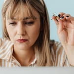 Nainen keskittyy tietokoneella.