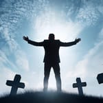 Mies seisoo hautausmaalla ristien keskellä kädet levällään vastavalossa, dramaattinen taivas taustalla