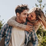 lapseton pariskunta viettää aikaa yhdessä ulkona