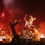 Peten Parkkonen ja Linda Lampenius esittävät Euroviisukilpailukappaletta Liekinheitin.