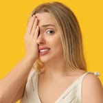 Nainen peittää kasvonsa myötähäpeästä – nolo tilanne ja kiusallisuus